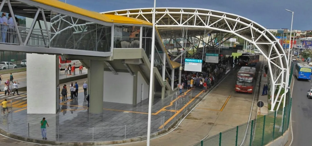 Plataformas cobertas do terminal de ônibus do Aeroporto de Salvador